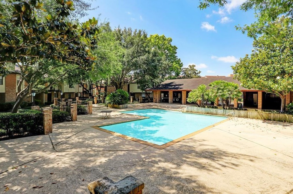 2592 Bering Dr, Houston, TX 77057