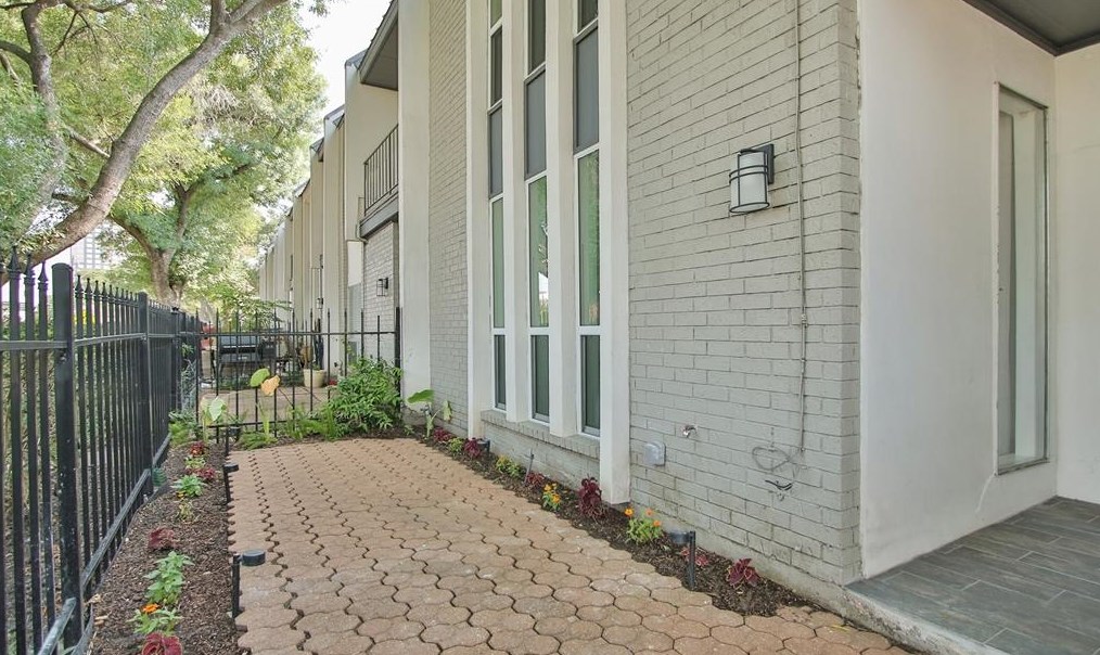 1300 Augusta Dr Apt 7, Houston, TX 77057