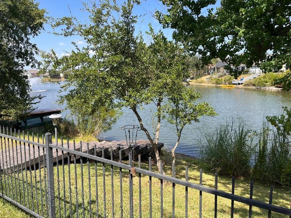 1518 Pebble Banks Ln, Taylor Lake Village, TX 77586