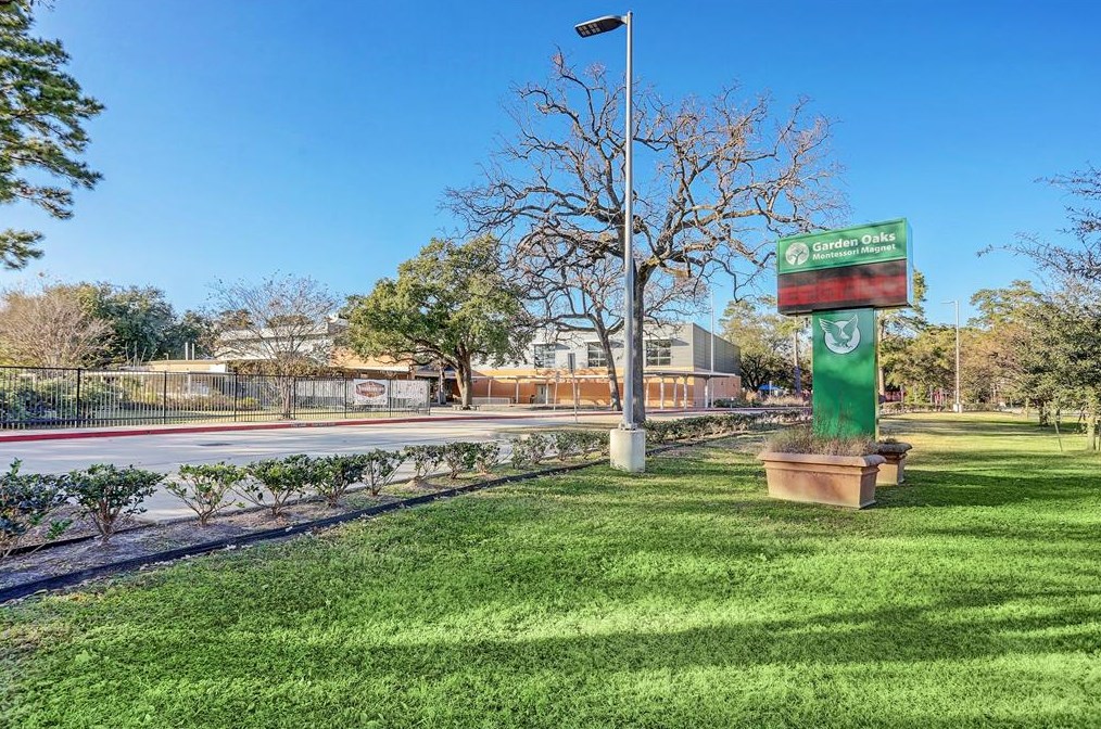 827 Wakefield Dr, Houston TX  77018-6337 exterior