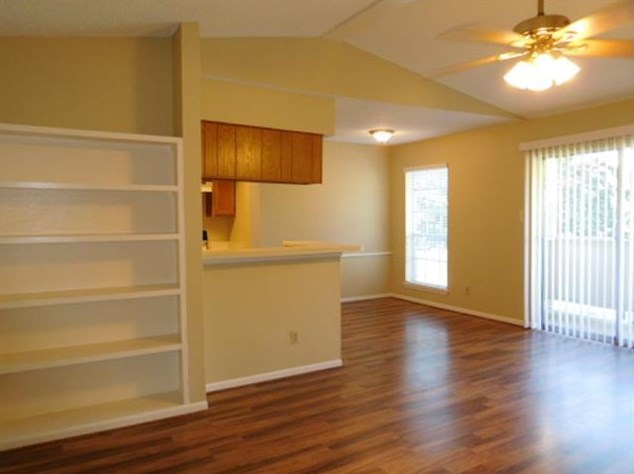 2120 El Paseo St #212, Houston, TX 77054