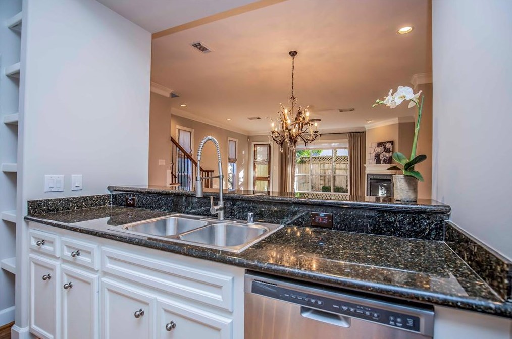 1609 Mcduffie, Houston TX  77019-5311 exterior