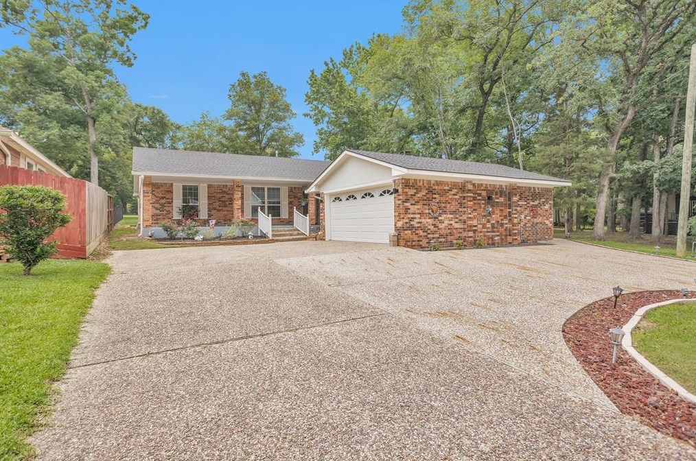 55 E Rolling Hills Dr, Conroe, TX 77304