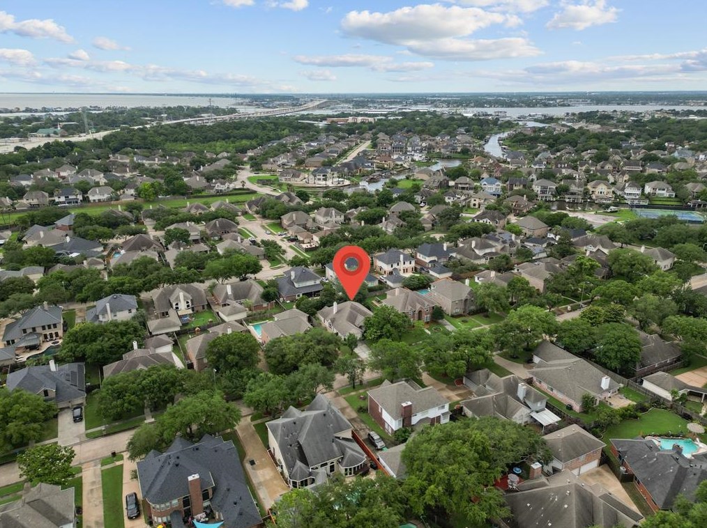 2422 Lakeside Dr, Taylor Lake Village, TX 77586