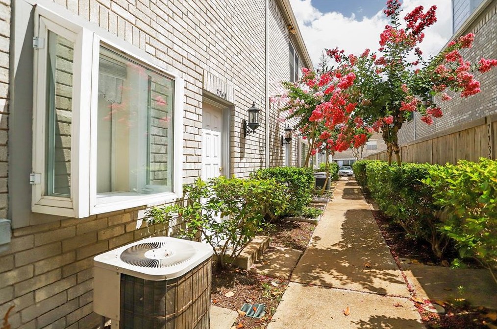 7745 Cambridge St, Houston TX  77054-2011 exterior