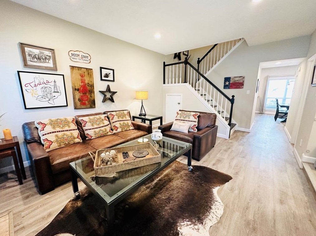 1009 Fountain View Dr, Houston TX  77057-2001 exterior