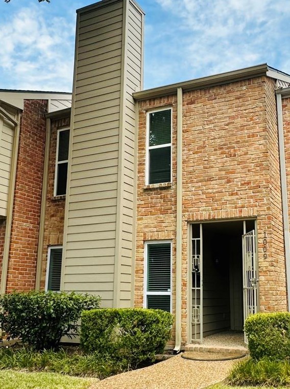 1009 Fountain Vw Dr, Houston TX  77057-6126 exterior