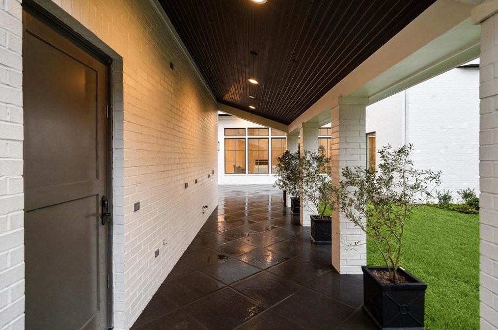 2211 Troon Rd, Houston TX  77019-1512 exterior