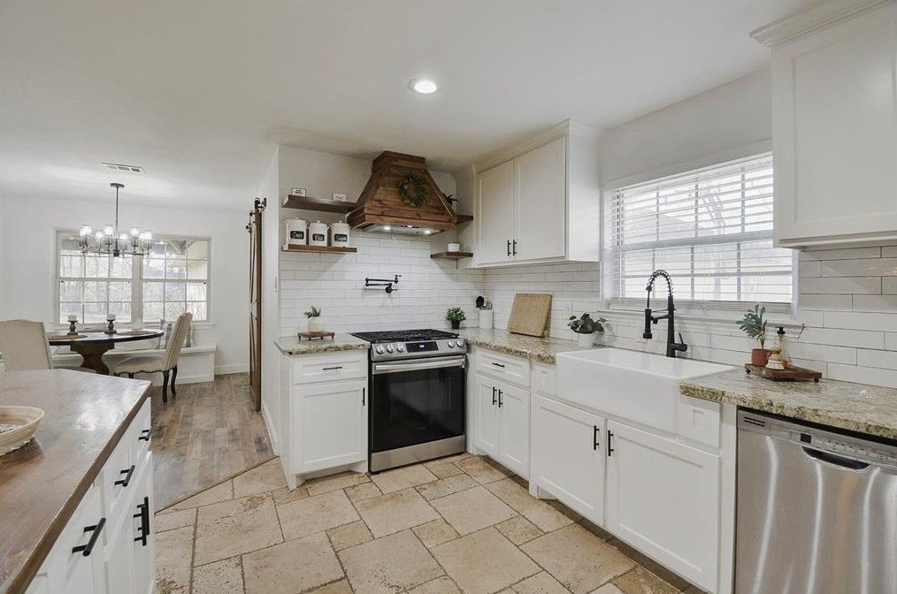 714 Holly Springs Dr, Conroe, TX 77302