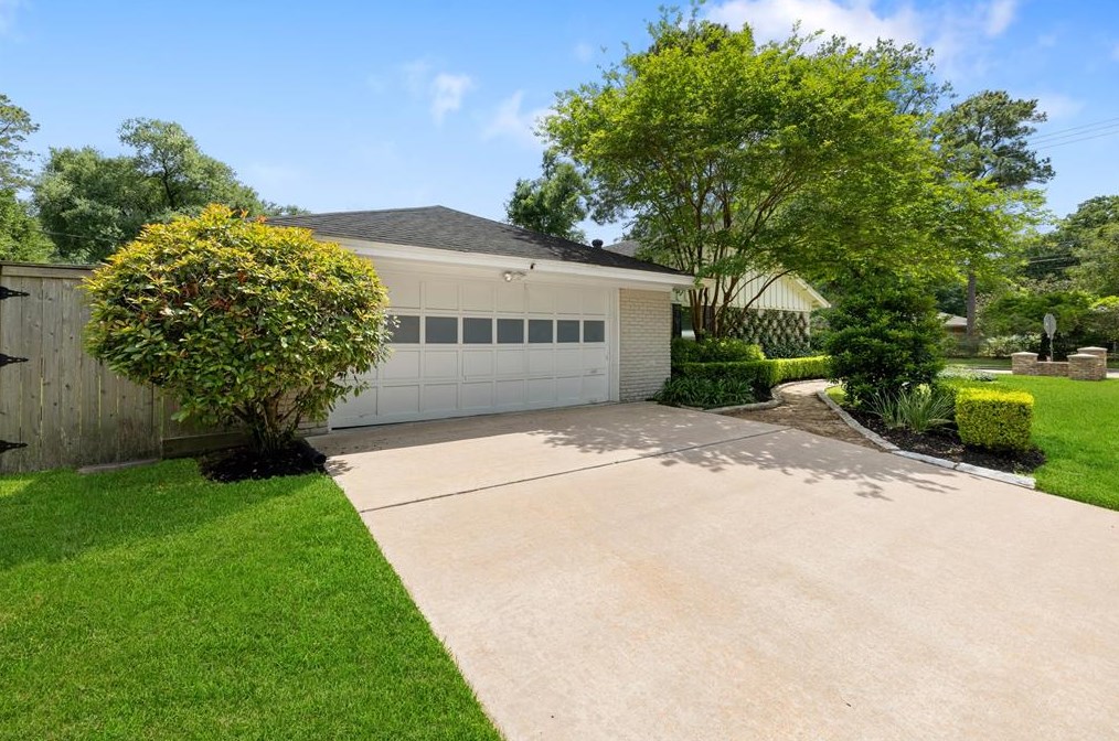 1534 Conrad Sauer Dr, Houston TX  77043-3303 exterior