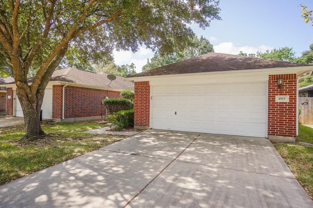 4915 Deer Point Dr, Spring TX  77389-3907 exterior