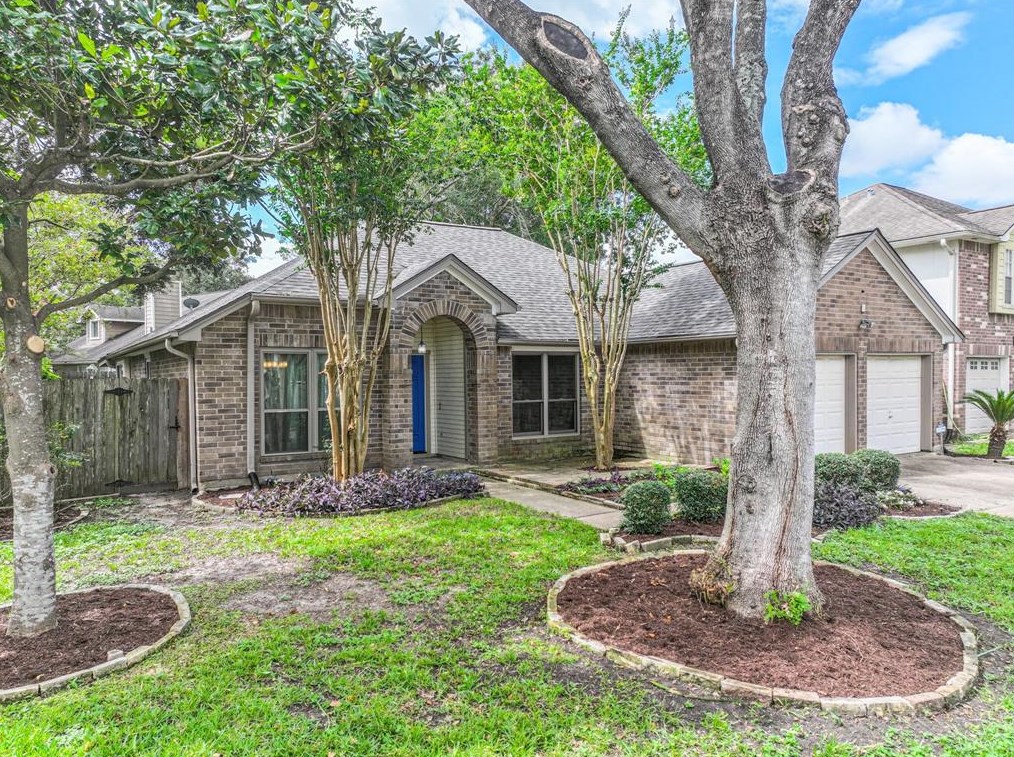 8606 Venture Ln, Morgans Point, TX 77571