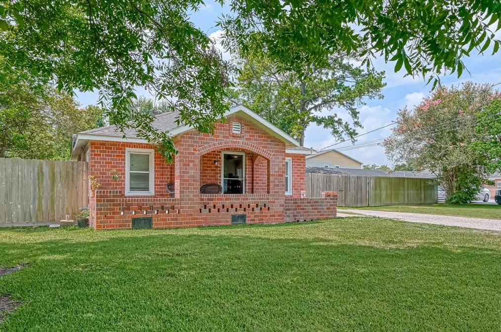 822 Wainwright St, Houston, TX 77022-6330