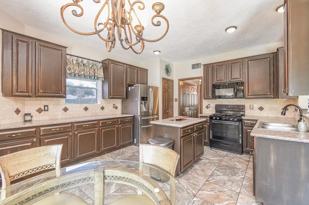 3102 Mossy Elm Ct, Houston TX 77059-3227 exterior