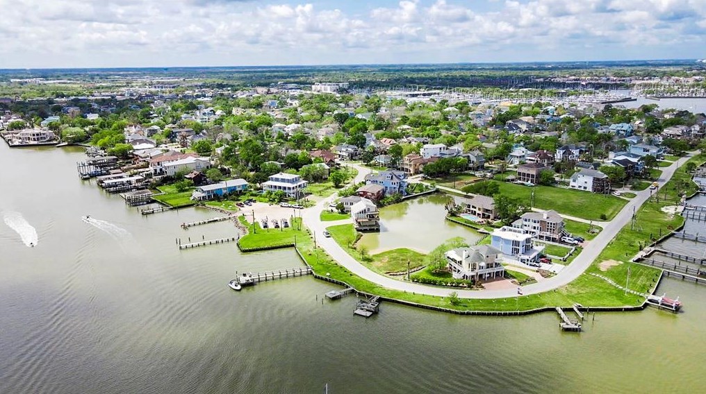 126 Pine Rd, Kemah, TX 77565