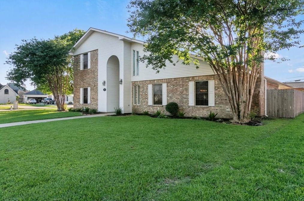 2298 Holly Rdg, Nederland, TX 77627-5637