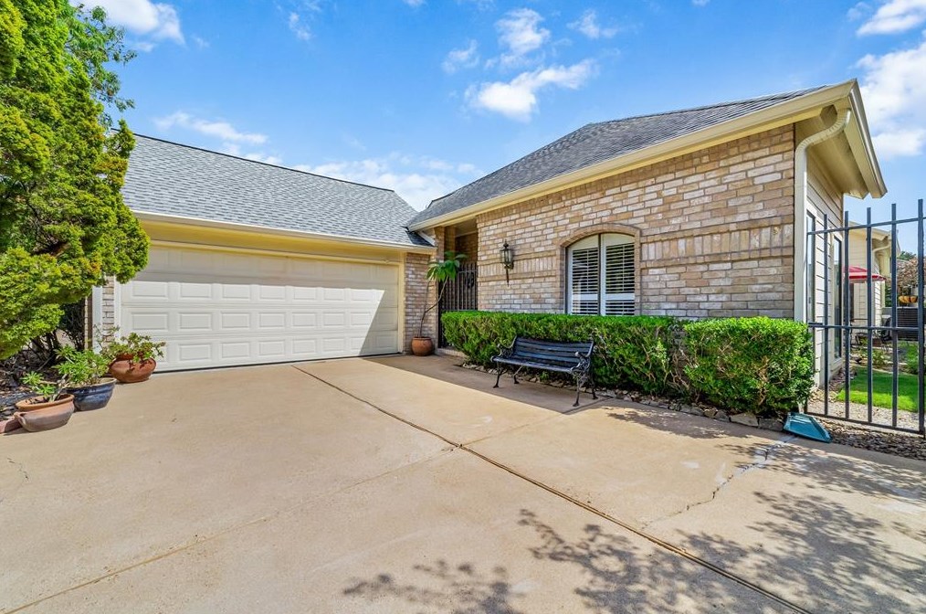 12207 Ravenmoor Dr, Houston, TX 77077-2534