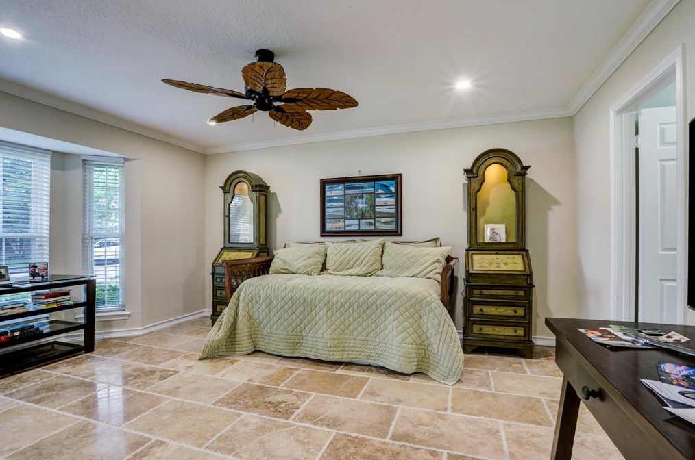 15410 Stonehill Dr, Houston TX  77062-3220 exterior