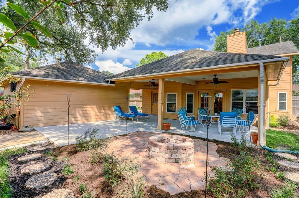 15410 Stonehill Dr, Houston TX  77062-3220 exterior