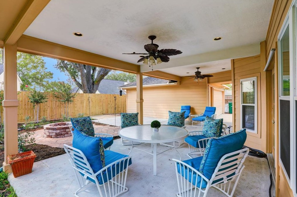 15410 Stonehill Dr, Houston TX  77062-3220 exterior