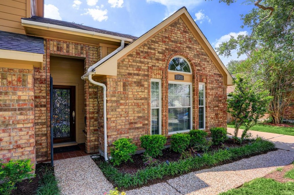 15410 Stonehill Dr, Houston TX  77062-3220 exterior