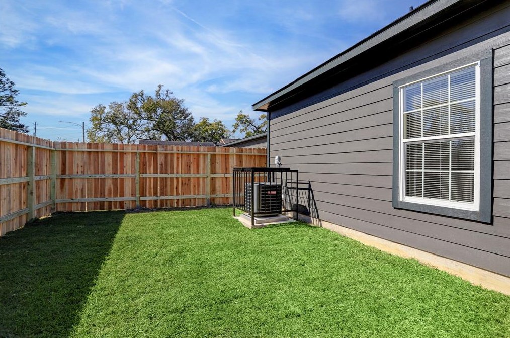 8103 Glass St, Houston TX  77016-6244 exterior