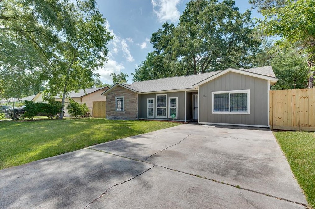 9102 Oak Knoll Ln, Houston, TX 77078-4012