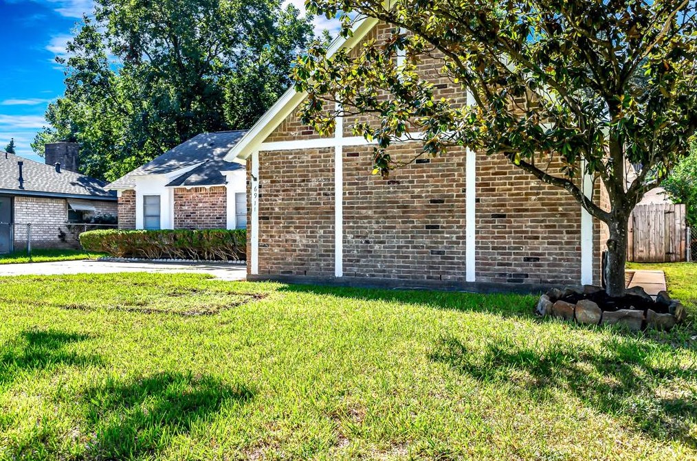 6911 Pine Vista Ln, Houston, TX 77092
