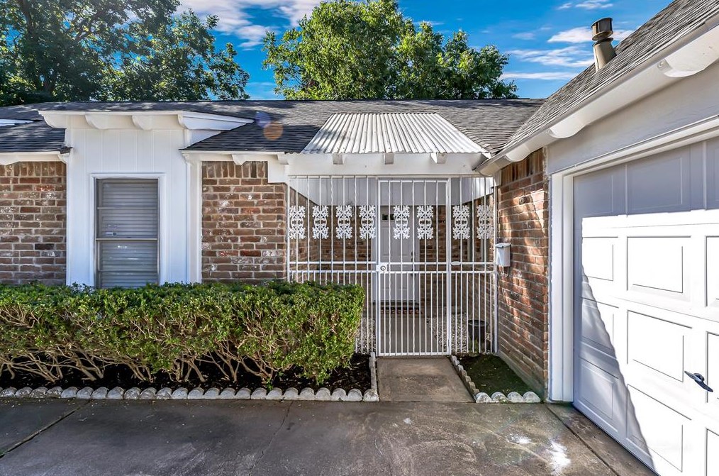 6911 Pine Vista Ln, Houston TX  77092-1010 exterior