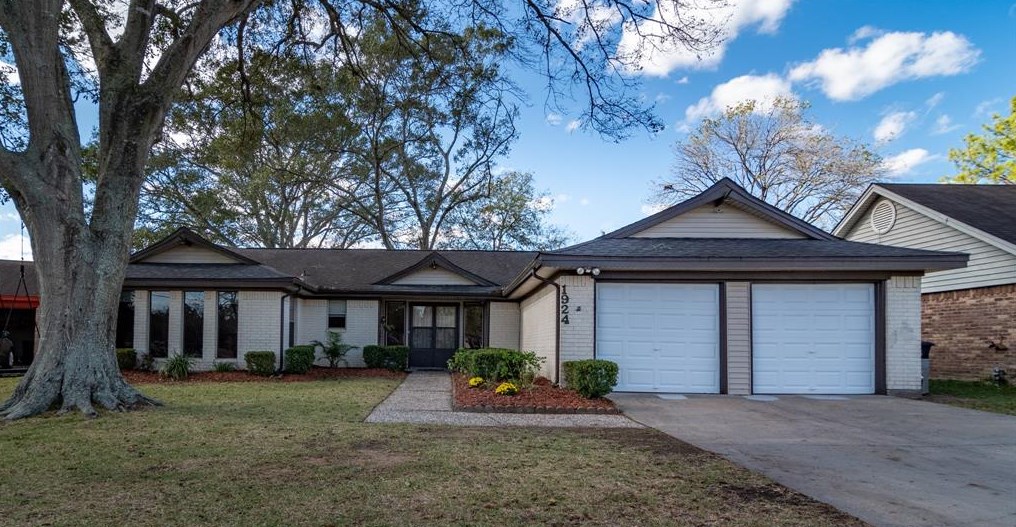 1924 Tracy Lynn Ln, Alvin, TX 77511-3830