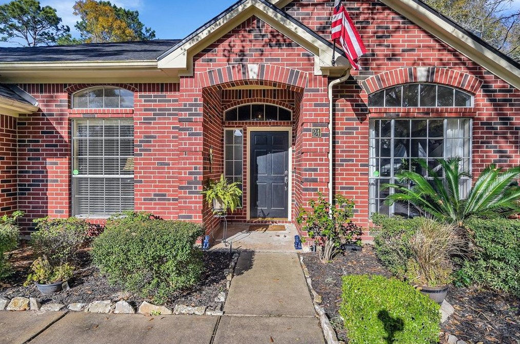 24 Windsor Dr, Conroe, TX 77304
