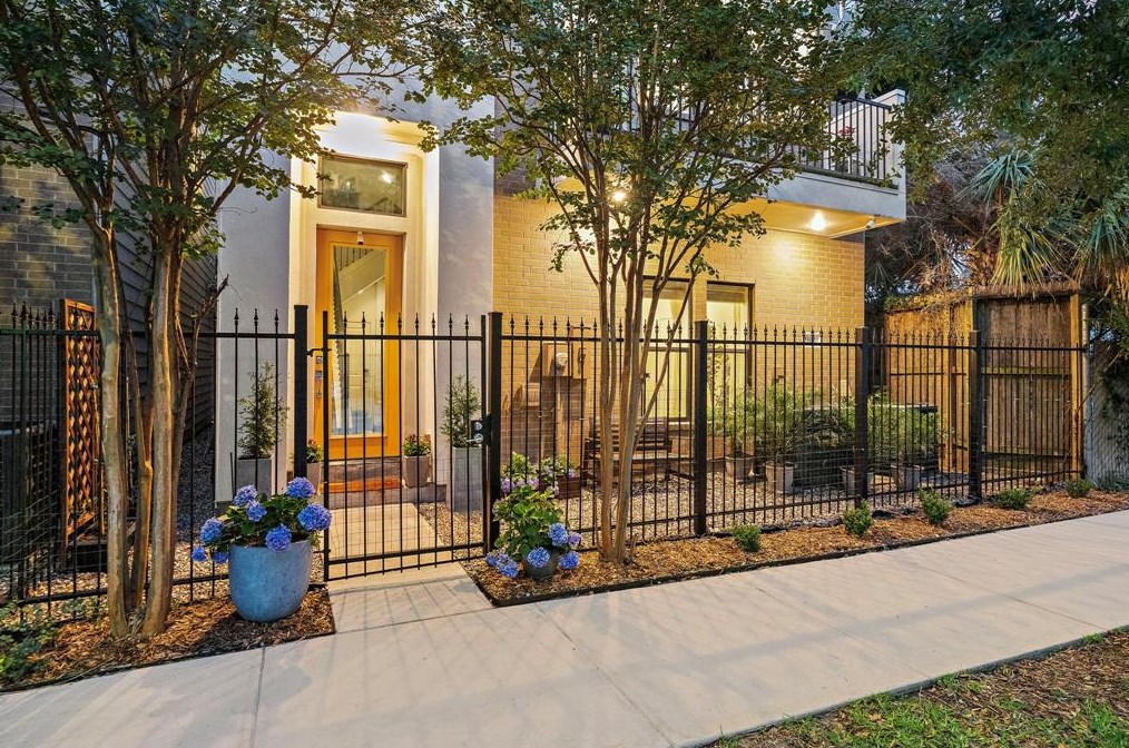 2107 Mason, Houston TX  77006-3137 exterior