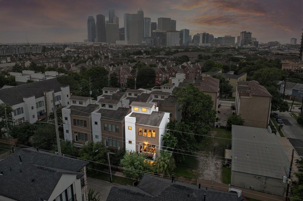 2107 Mason, Houston TX  77006-3137 exterior