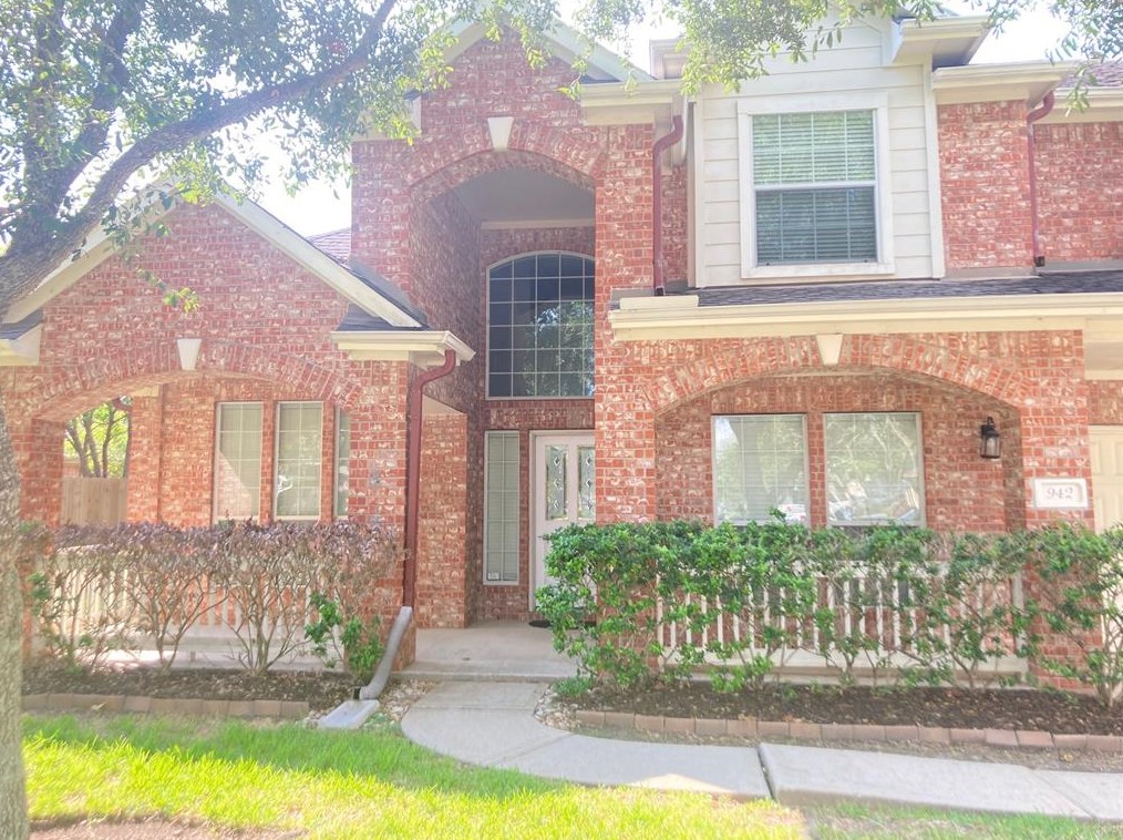 942 Mystic Village Ln, Taylor Lake Village, TX 77586