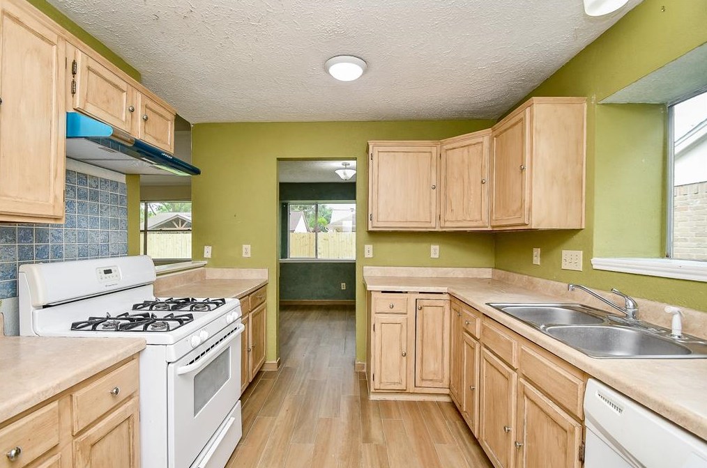 13411 Somersworth Dr, Houston TX  77041-5837 exterior