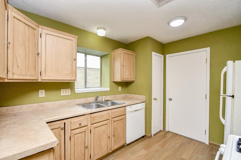13411 Somersworth Dr, Houston TX  77041-5837 exterior