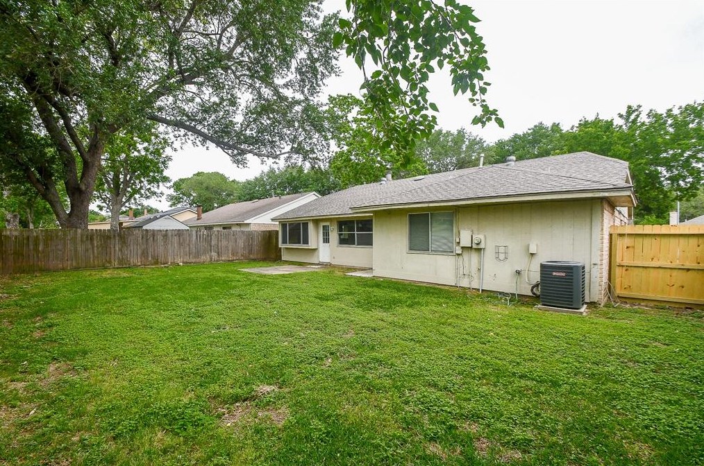 13411 Somersworth Dr, Houston TX  77041-5837 exterior