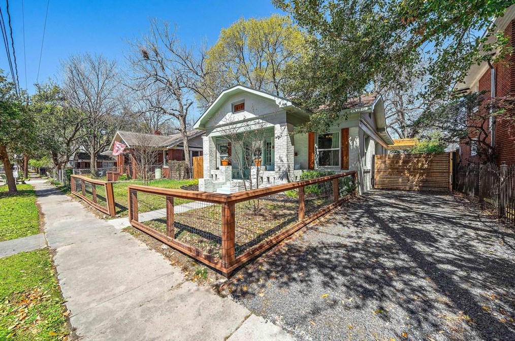 815 Pecore St, Houston, TX 77009-6033