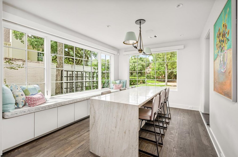 2209 Pine Valley Dr, Houston TX  77019-3510 exterior