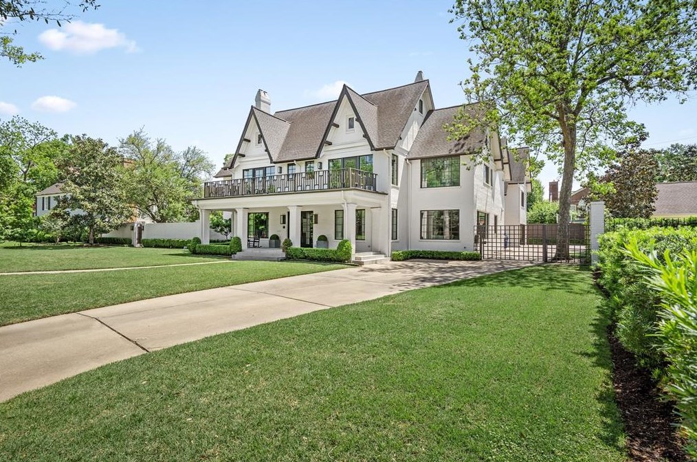 2209 Pine Valley Dr, Houston TX  77019-3510 exterior