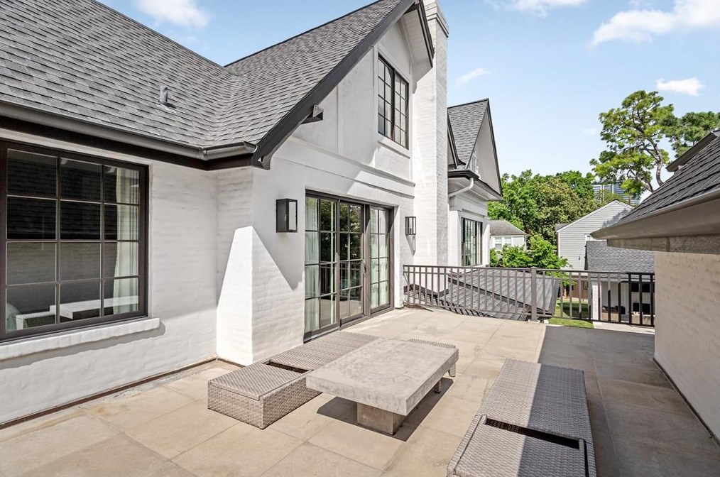 2209 Pine Valley Dr, Houston TX  77019-3510 exterior