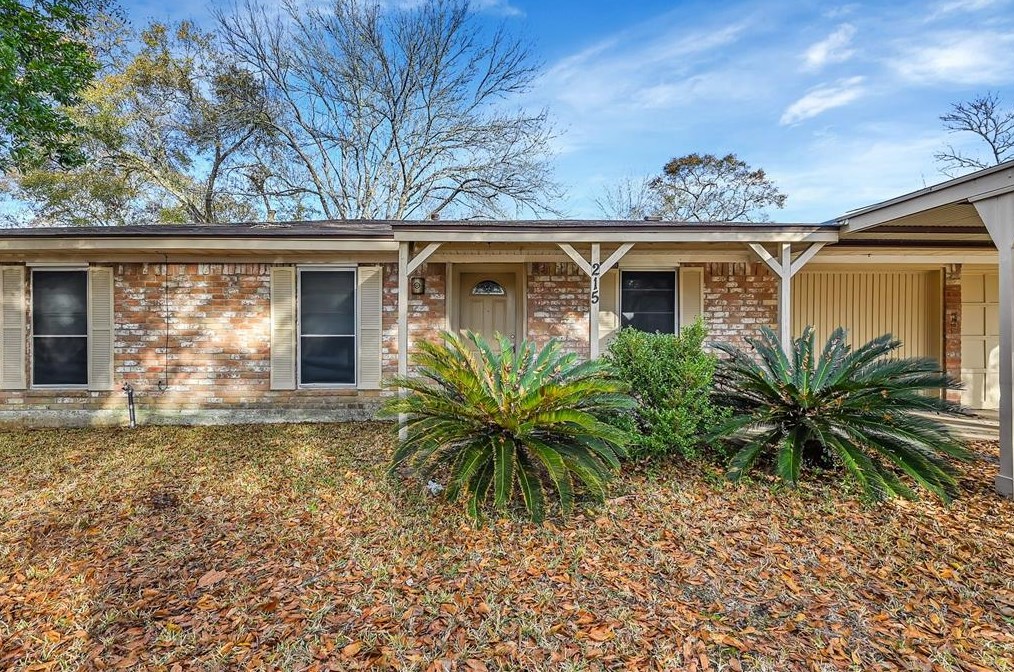 215 Pine Hill Dr, Conroe, TX 77301