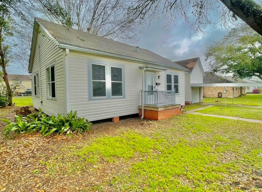 503 13th St, Nederland, TX 77627-4225
