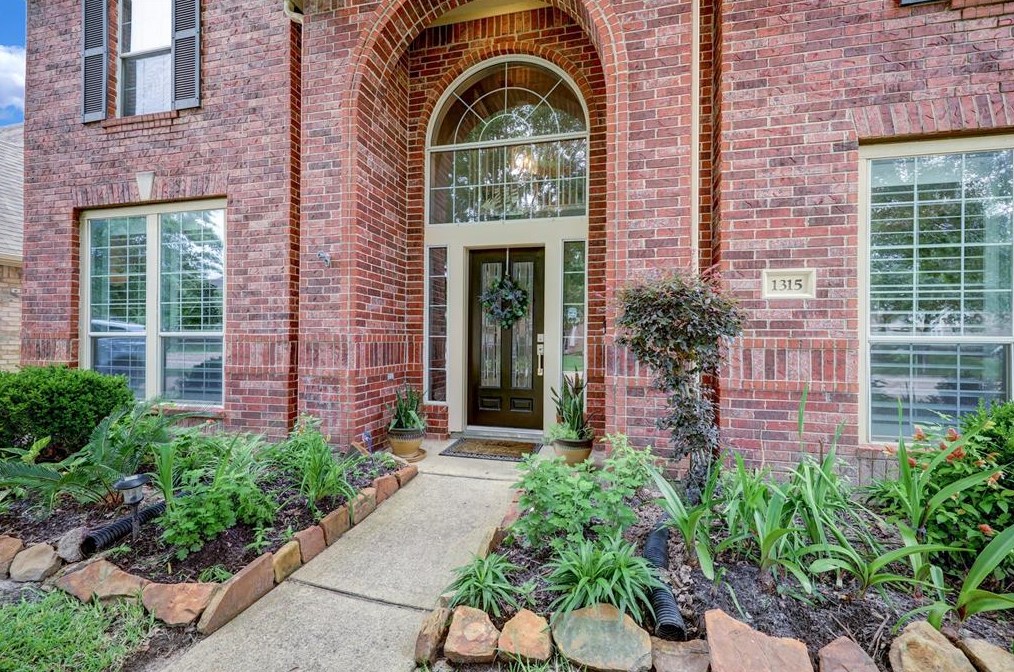 1315 Wealden Forest Dr, Spring TX  77379-5631 exterior