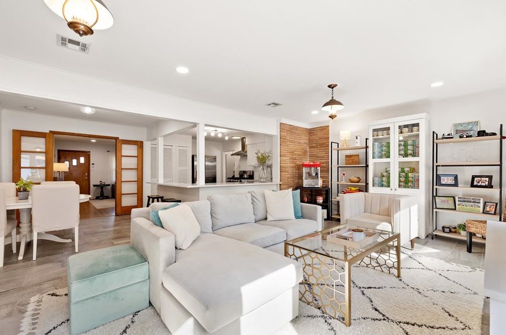 2007 Woodcrest Dr, Houston TX  77018-5040 exterior