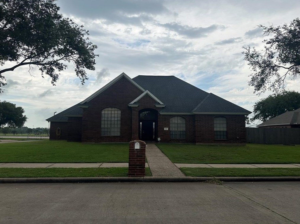 22 Chuckwagon Ct, Angleton, TX 77515