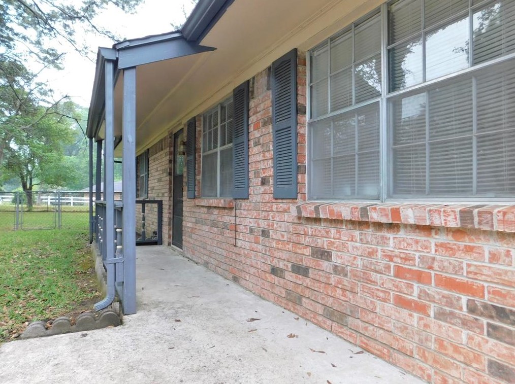 409 Maple Ln, Conroe, TX 77304