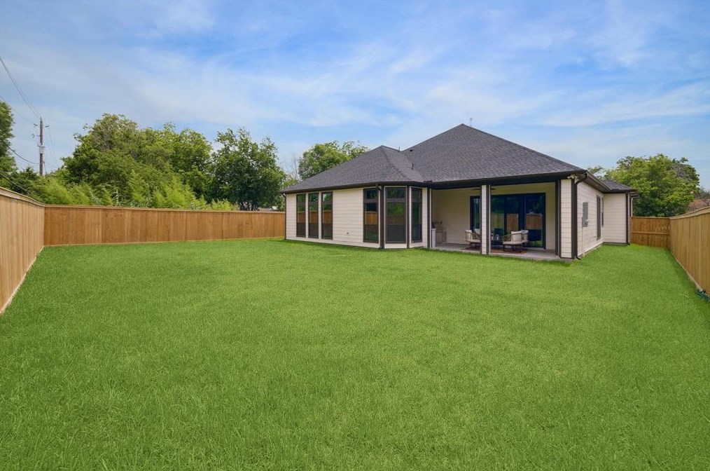 1106 Danube St, Houston, TX 77051-1624