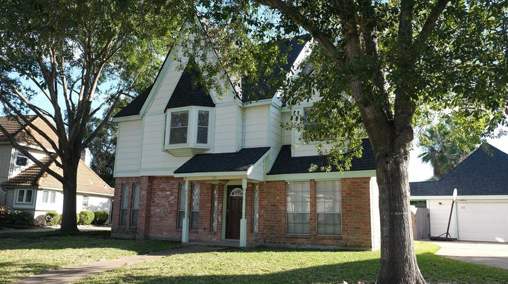 2119 Manor Green Dr, Houston, TX 77077