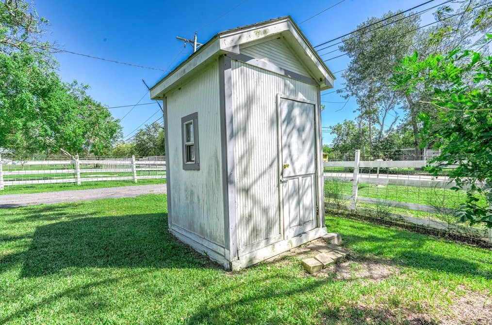 19258 County Rd 927c, Alvin, TX 77511